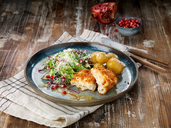 Kapteinens Fylte med ost og skinke servert med Cæsarsalat og pannestektesmåpoteter