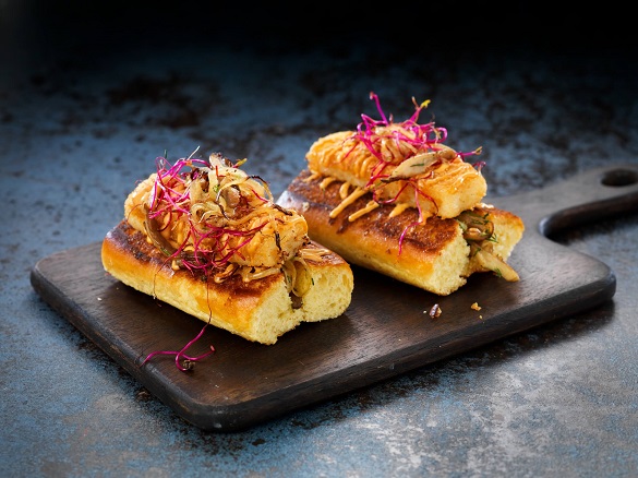 Glutenfriefiskepinner i briochebrød med løk og sopp