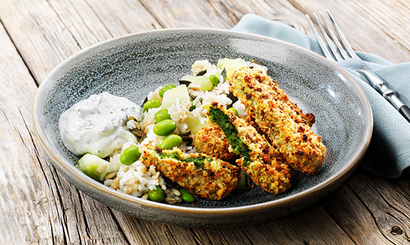 Edamamebønner og spinatpinner med sitronyoghurt