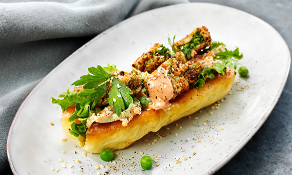 Vegetar-lunsj: Brioche med erte-slaw og spinatpinner