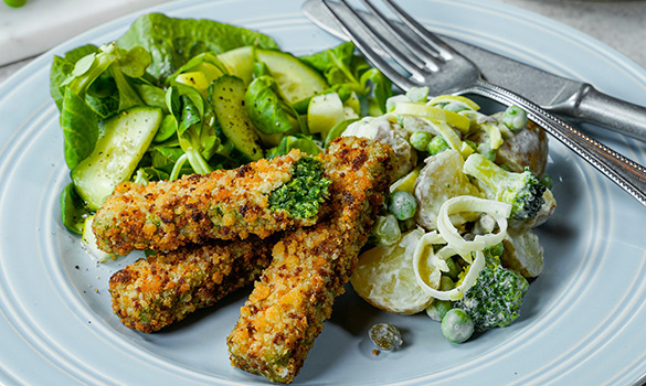 Potetsalat med rømme til sprøbakte spinatpinner