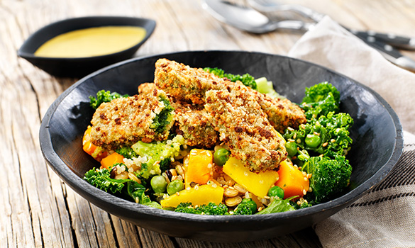 Enkel vegetarmiddag med bulgur, spinatpinner og karrisaus