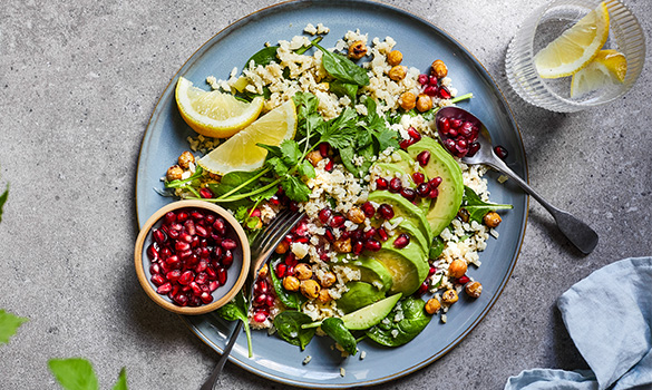 Salat med blomkålris, granateple og ristede kikerter