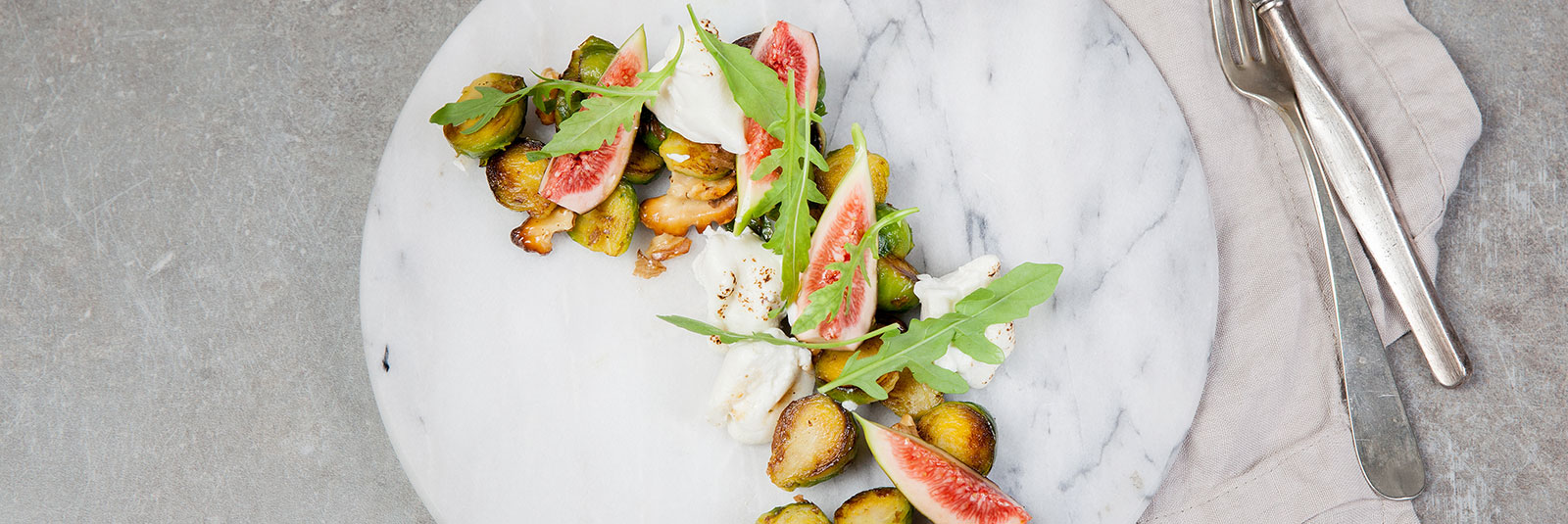 Rosenkålsalat med chèvre og fiken