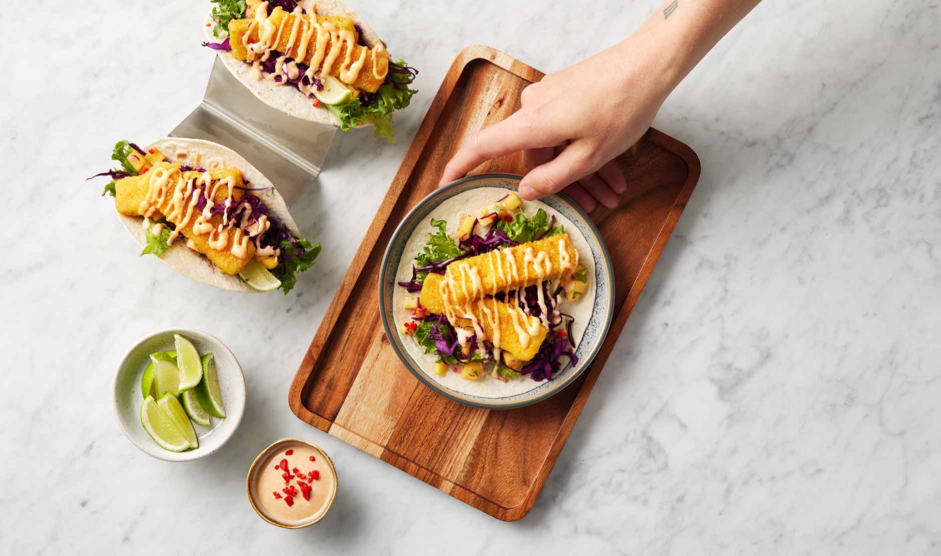 Fiskpinnetacos med mangosalsa og srirachamajones