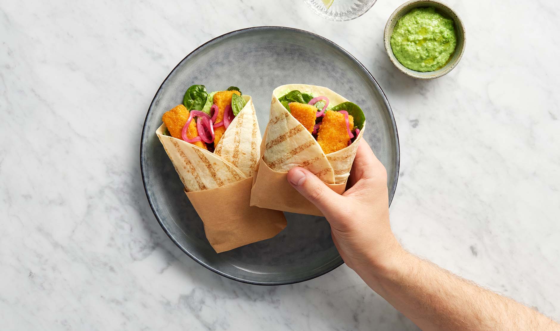 Wrap med hummus og syltet rødkål