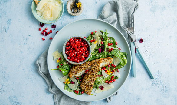 Cæsarsalat med sprøbakt fisk og granateple