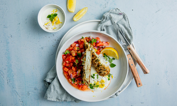 Sprøbakt fisk med tomatsalsa og sitronyoghurt