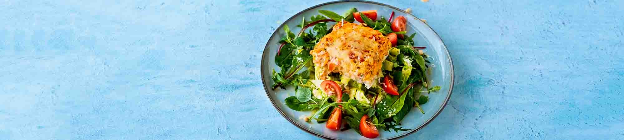 Ovnsbakt fiskefilet med tomat, salat og tagliatelle