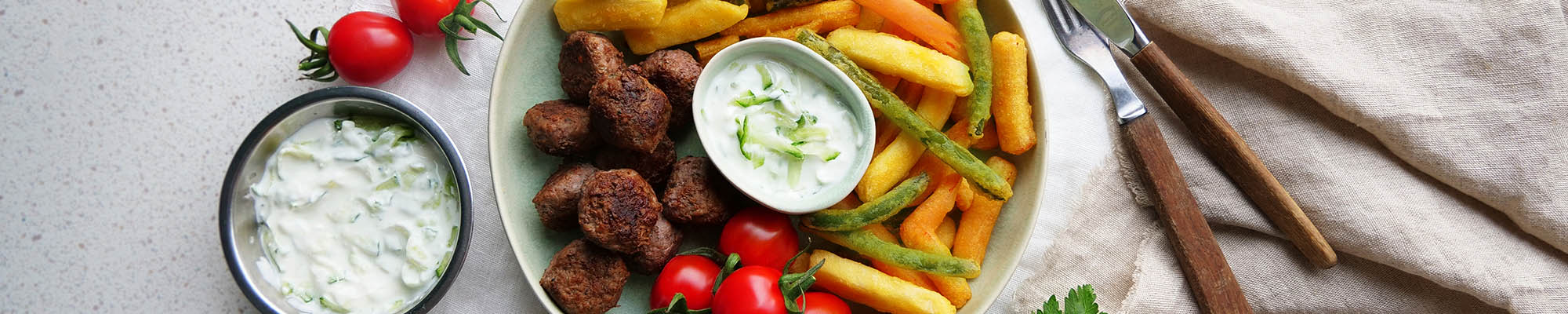 Kjøttboller og tzatziki med grønnsaksfries