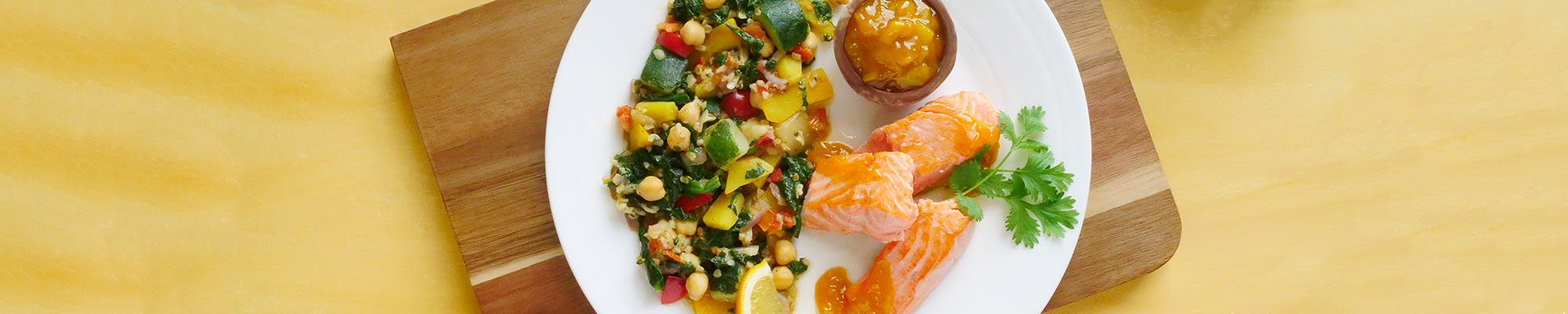 Laks med bulgursalat og mangochutney