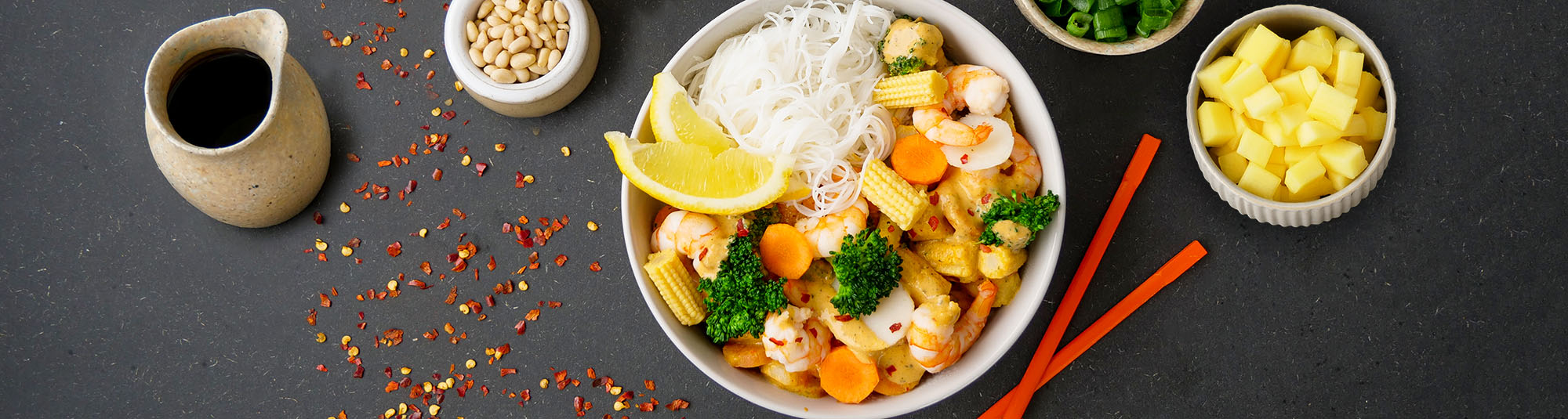 Wok med scampi og nudler