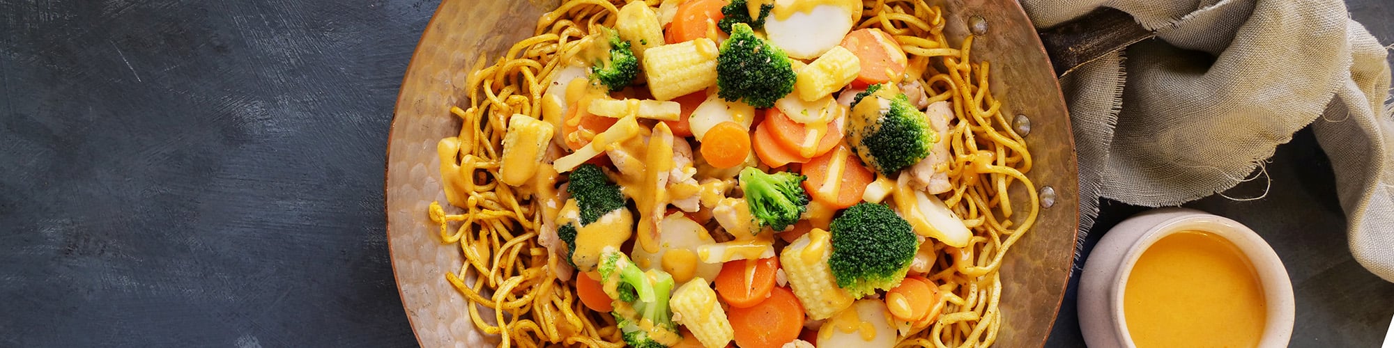 Kyllingwok med kokosmelk og stekte nudler