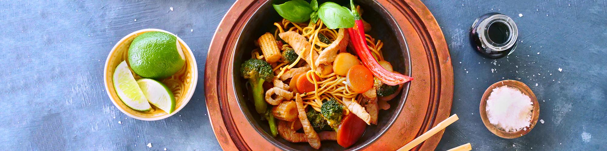 Wok med svinekjøtt, nudler og honningsaus