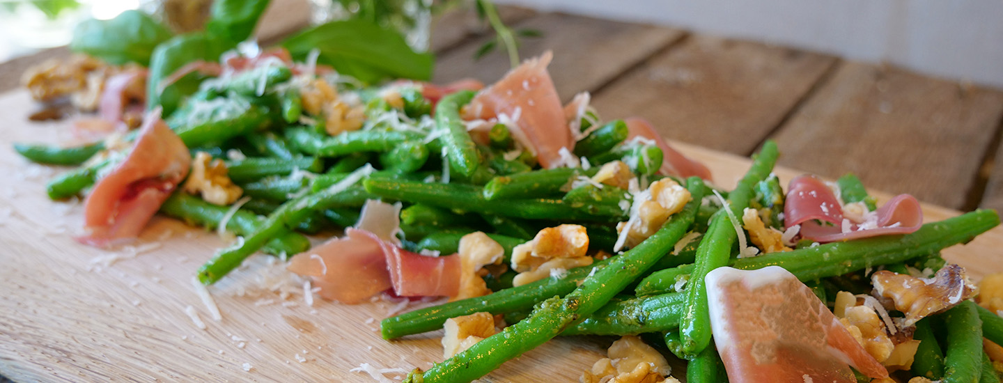 Stekte aspargesbønner med pesto og parmaskinke
