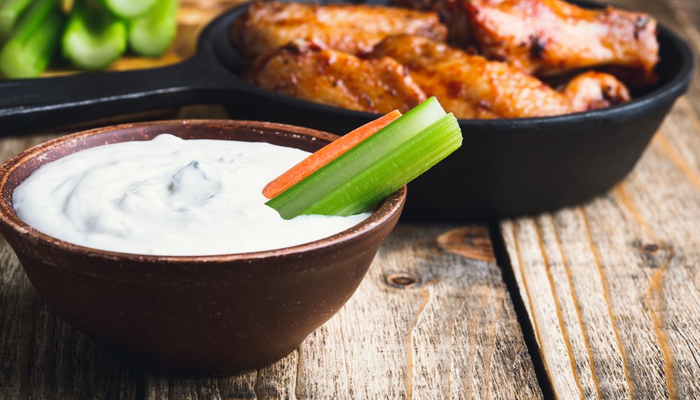 Blåmuggost-dip – perfekt tilbehør til kyllingvinger