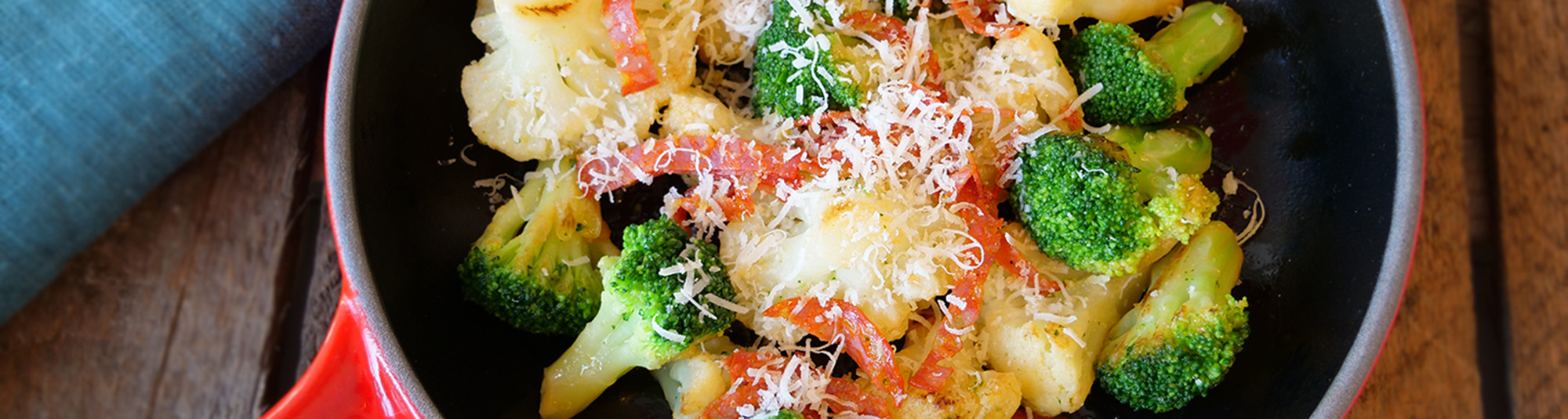 Stekt brokkoli og blomkål med chorizo og parmesan