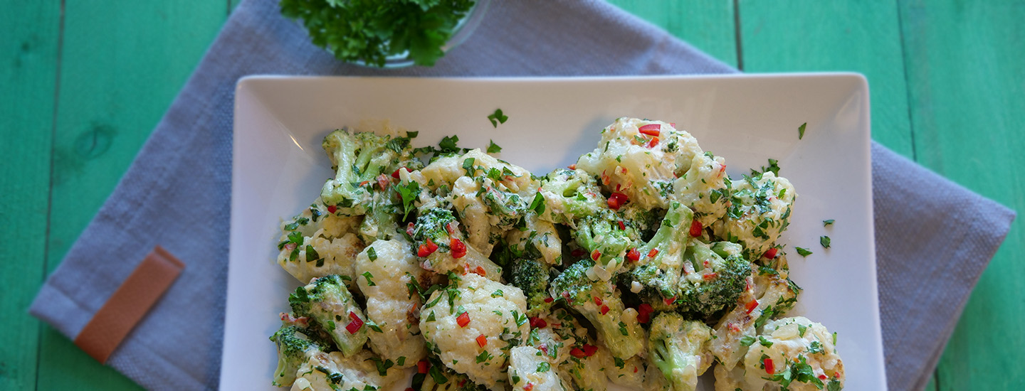 Lun blomkål- og brokkolisalat med urtedressing