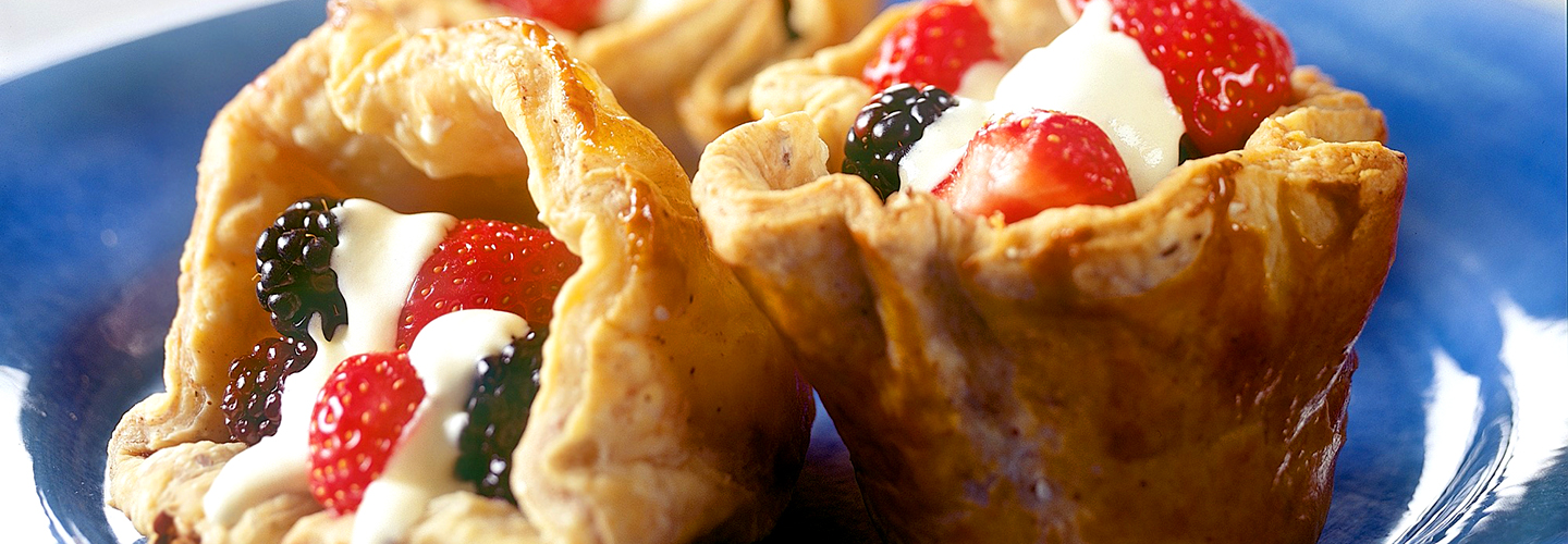 Butterdeigskurver fylt med bær og vaniljekrem