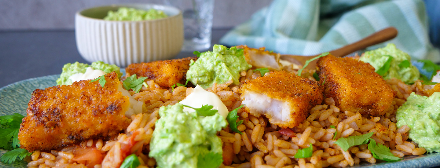 Fiskepinner og krydret ris