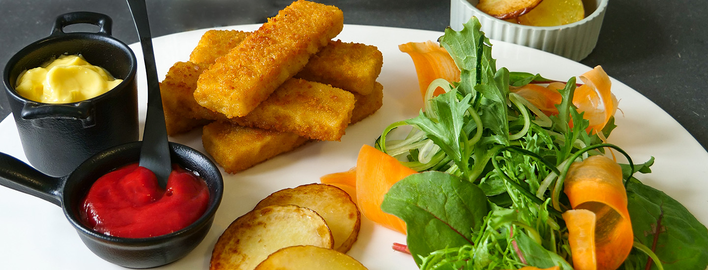 Fiskepinner med ovnspoteter og salat