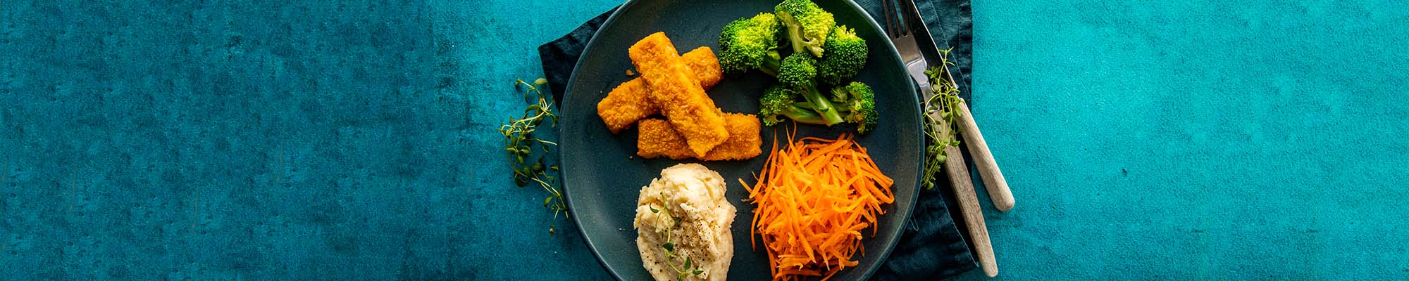 Fiskepinner med potetmos og revet gulrot