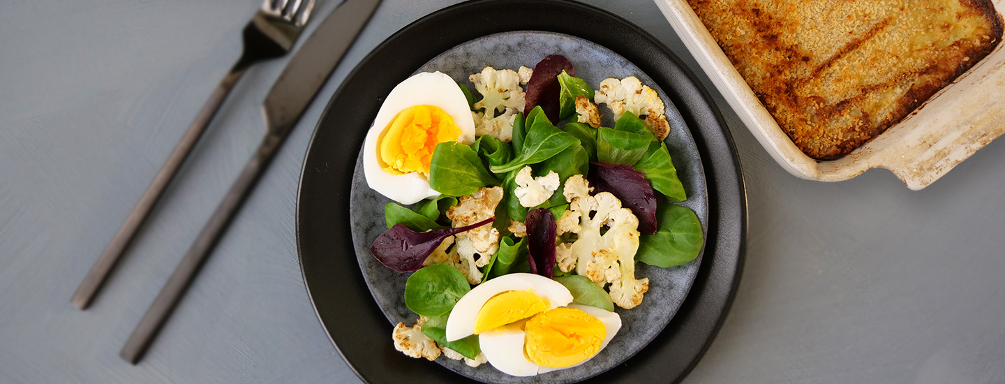 Fiskegrateng og salat med egg