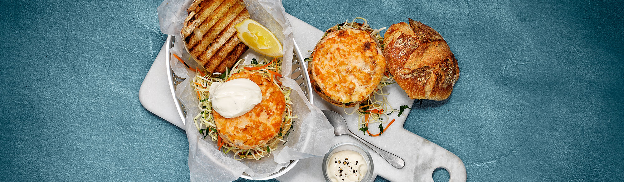 Hjemmelagde fiskekaker med hvitløksdressing og råkost