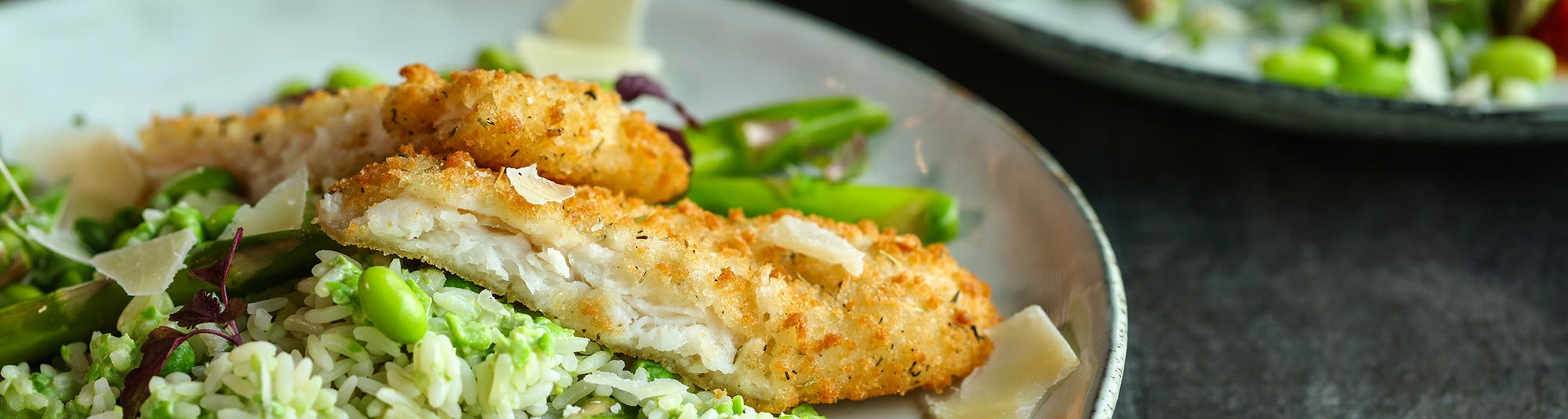 Lettpanert fiskefilet med grønn ris og urteolje