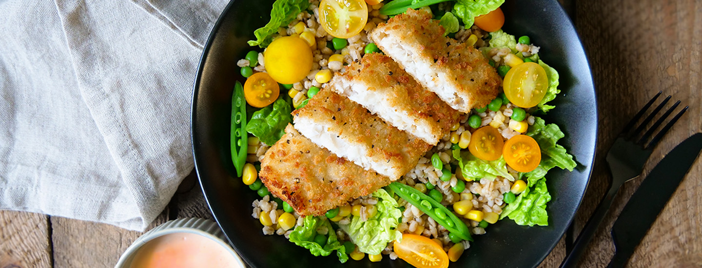 Lettpanert fiskefilet med byggrynsalat