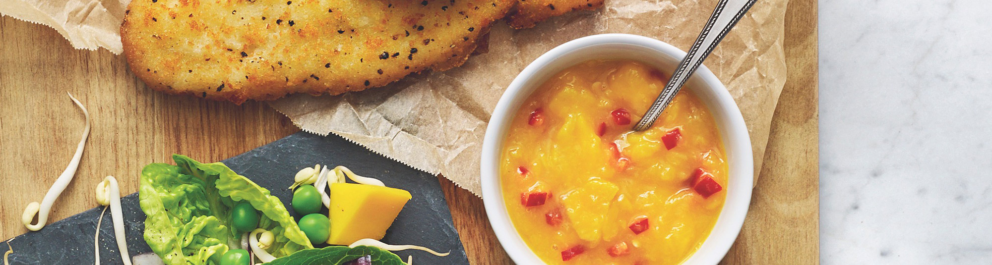 Lettpanert fiskefilet og salat med søt mangosalsa