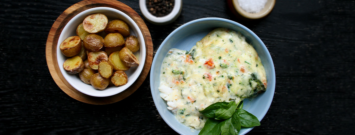 Ovnsbakt fiskefilet med bladspinatsaus og poteter