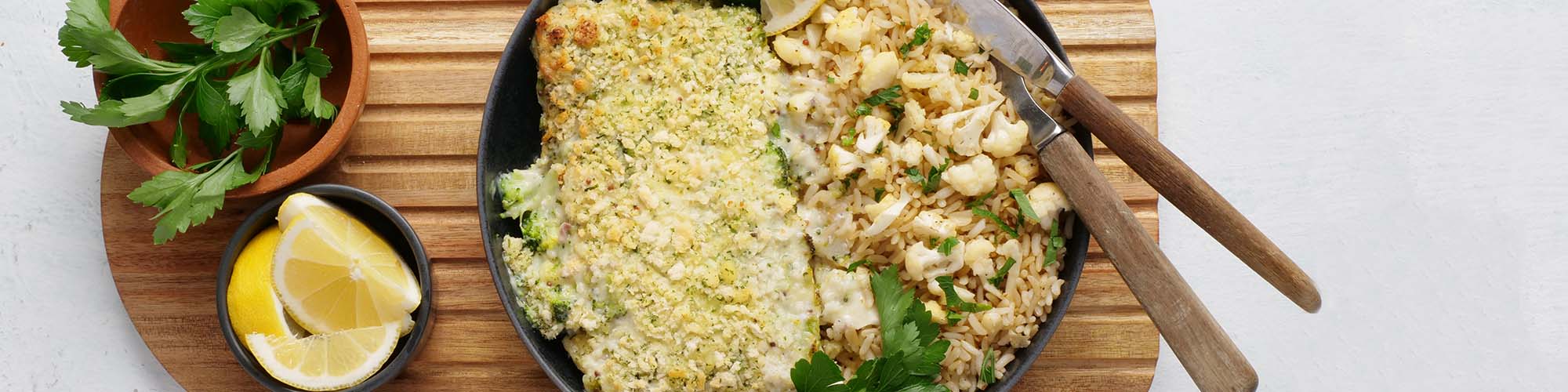 Ovnsbakt fiskefilet med brokkolisaus, blomkål og ris