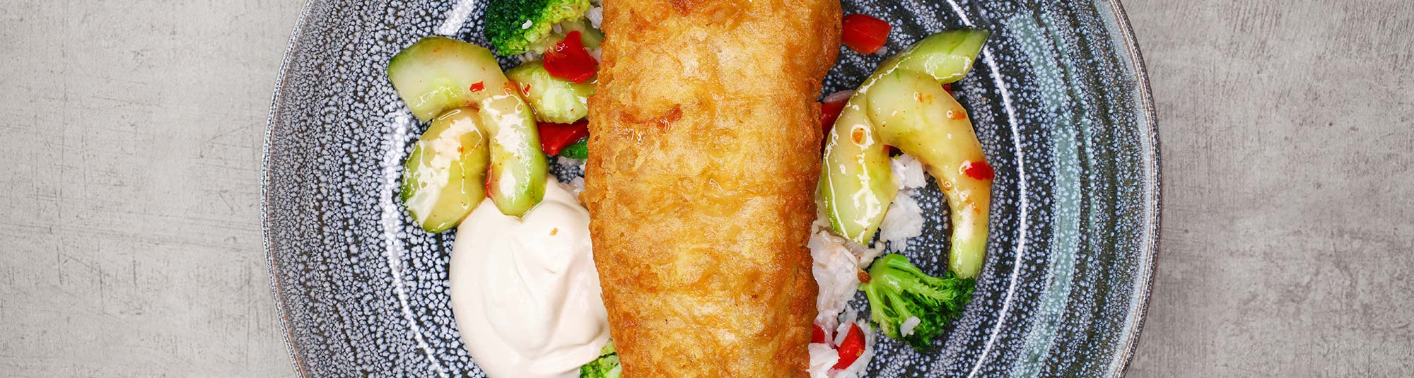 Fish & Crisp med kokosris og sweet chili-marinert agurk