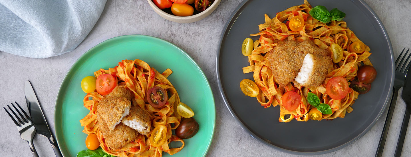 Sprøbakt fisk med pasta og tomatsaus