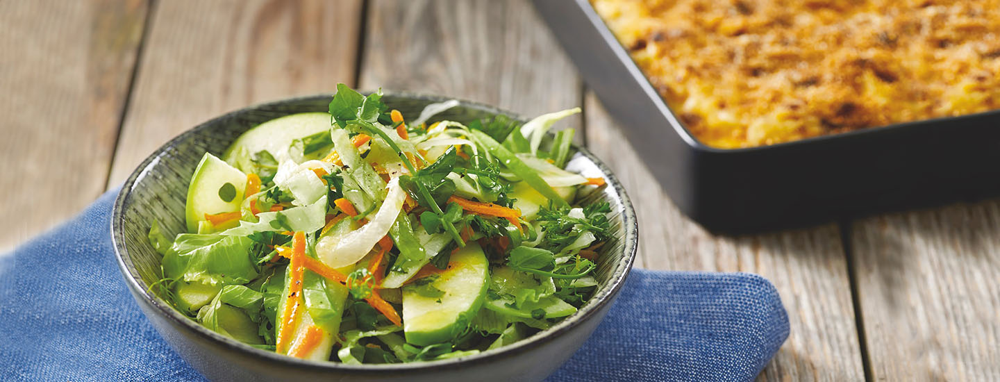 Råkostsalat med honning- og sitrondressing til fiskegrateng