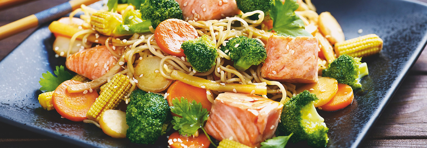 Laksewok med sesam og nudler