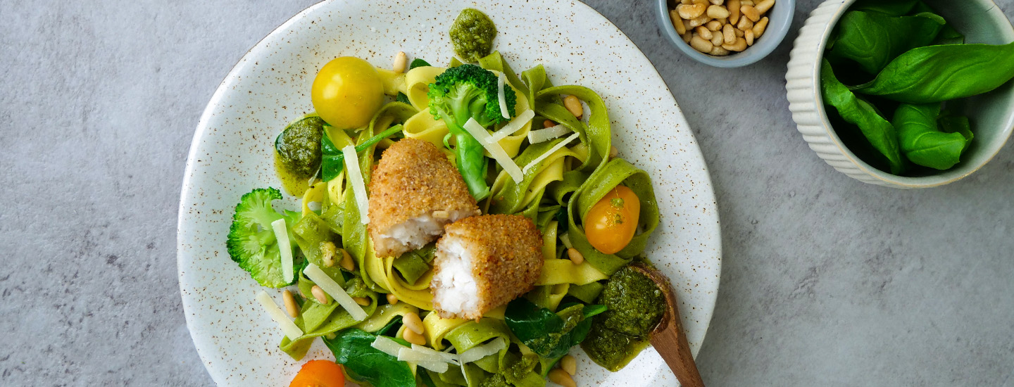 Sprøbakt fisk med grønnsaker og pasta