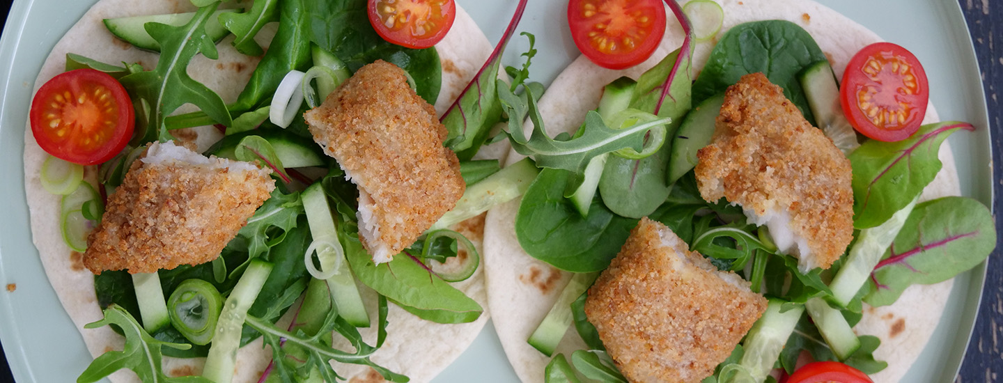 Wrap med sprø fisk og salat