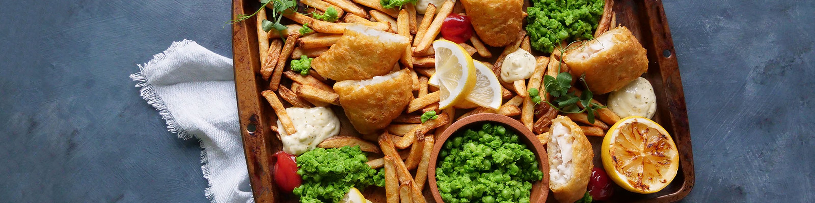 Fish and chips med tartarsaus og ertepure_2000x500.jpg