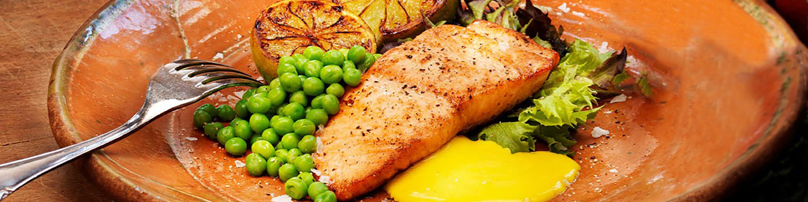 Lettlaget Hollandaise med laks og erter_2000x500.jpg