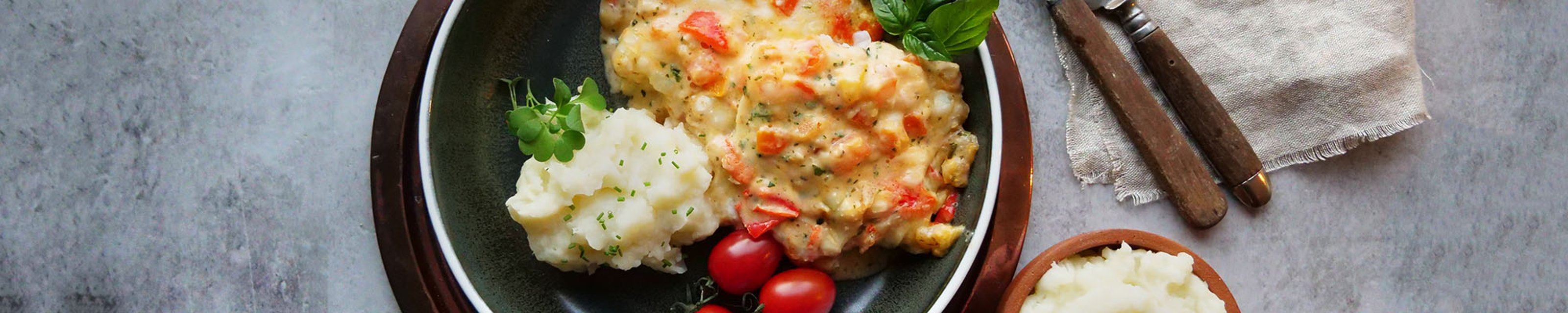 Ovnsbakt fiskefilet med italiensk saus og potetmos_2000x400.jpg